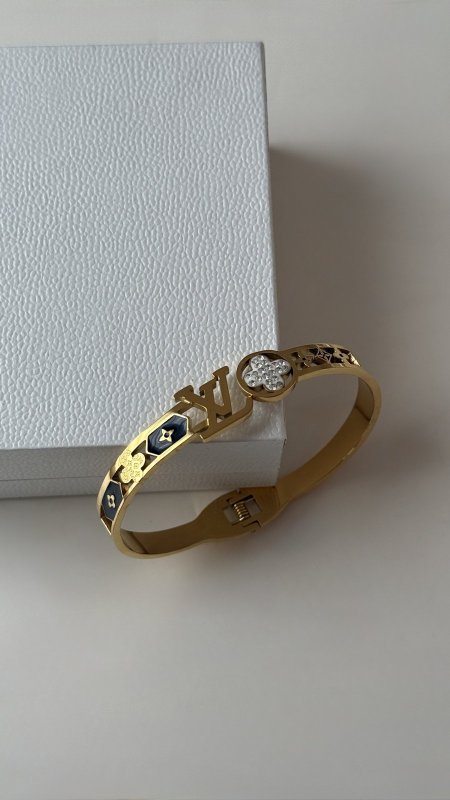 اسوارة Louis Vuitton -كفالة سنتين على اللون